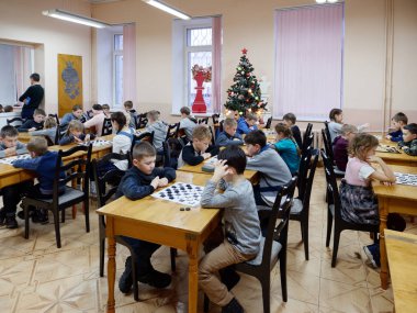 Gomel, Belarus - 29 Aralık 2019: Erkekler ve kızlar arasındaki satranç müsabakası.