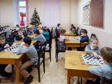 Gomel, Belarus - 29 Aralık 2019: Erkekler ve kızlar arasındaki satranç müsabakası.