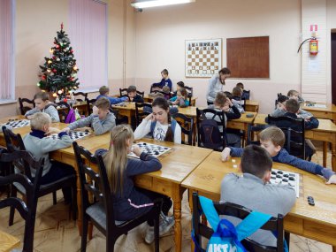 Gomel, Belarus - 29 Aralık 2019: Erkekler ve kızlar arasındaki satranç müsabakası.