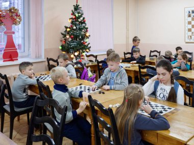 Gomel, Belarus - 29 Aralık 2019: Erkekler ve kızlar arasındaki satranç müsabakası.