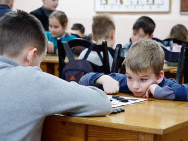 Gomel, Belarus - 29 Aralık 2019: Erkekler ve kızlar arasındaki satranç müsabakası.