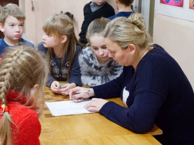 Gomel, Belarus - 29 Aralık 2019: Erkekler ve kızlar arasındaki satranç müsabakası.