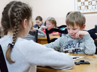 Gomel, Belarus - 29 Aralık 2019: Erkekler ve kızlar arasındaki satranç müsabakası.