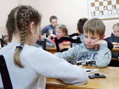 Gomel, Belarus - 29 Aralık 2019: Erkekler ve kızlar arasındaki satranç müsabakası.