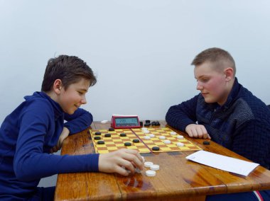 Gomel, Belarus - 29 Aralık 2019: Erkekler ve kızlar arasındaki satranç müsabakası.