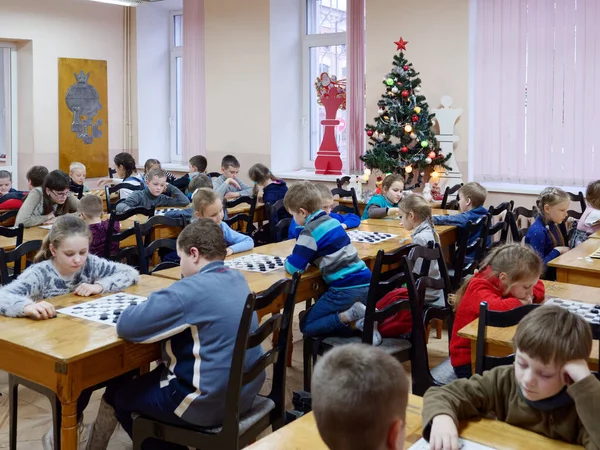 Gomel, Bělorusko - 29. prosince 2019: šachová soutěž žen a chlapců. — Stock fotografie