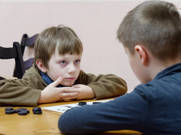 Gomel, Vitryssland - 29 december 2019: Checkers schacktävling bland flickor och pojkar. — Stockfoto