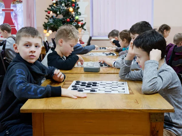 GOMEL, BELARUS - 29 DÉCEMBRE 2019 : Compétition d'échecs entre filles et garçons . — Photo