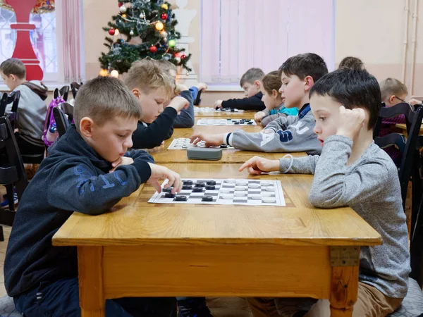 Gomel, Bělorusko - 29. prosince 2019: šachová soutěž žen a chlapců. — Stock fotografie