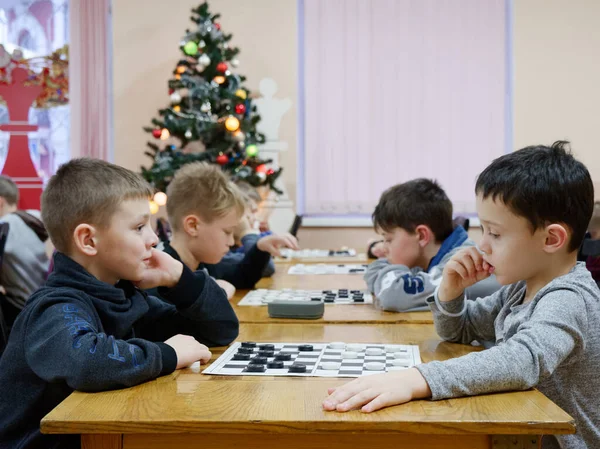 GOMEL, BÉLARO - 29 DE DICIEMBRE DE 2019: Competición de ajedrez de damas entre niñas y niños . — Foto de Stock