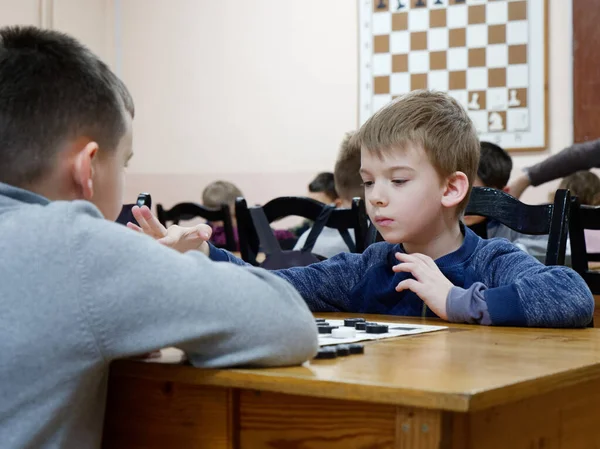 ゴメル,ベラルーシ- 2019年12月29日:女の子と男の子の間のチェッカーチェス競技. — ストック写真