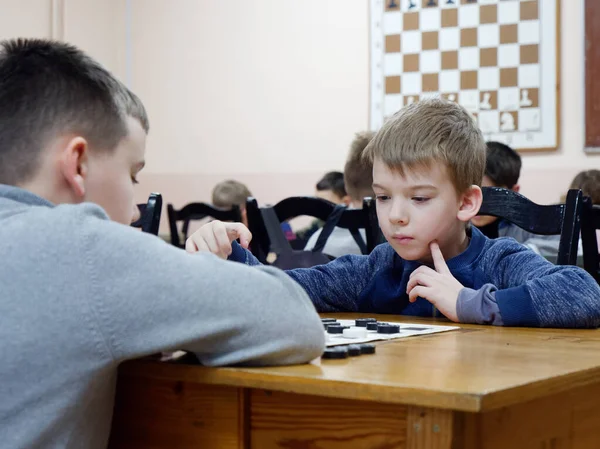 GOMEL, BELARUS - 29 DÉCEMBRE 2019 : Compétition d'échecs entre filles et garçons . — Photo