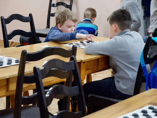 Gomel, Weißrussland - 29. Dezember 2019: Damenschachwettbewerb zwischen Mädchen und Jungen. — Stockfoto