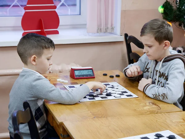 GOMEL, BELARUS - DECEMBER 29, 2019: Checkers chess competition among girls and boys. — Stock Photo, Image