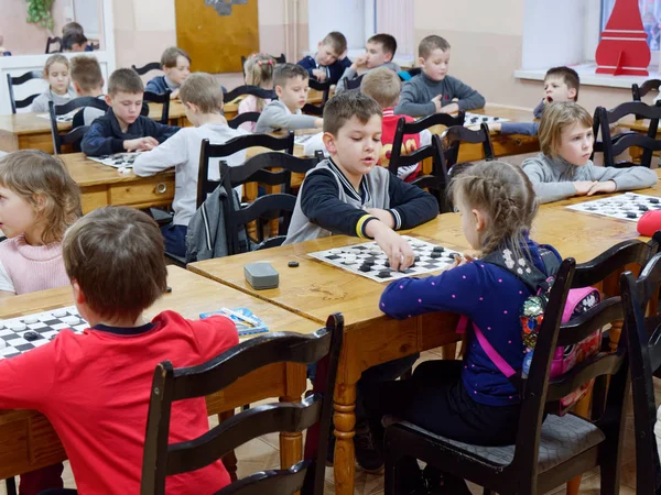 GOMEL, BELARUS - 29 DÉCEMBRE 2019 : Compétition d'échecs entre filles et garçons . — Photo