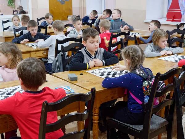 GOMEL, BELARUS - 29 DÉCEMBRE 2019 : Compétition d'échecs entre filles et garçons . — Photo