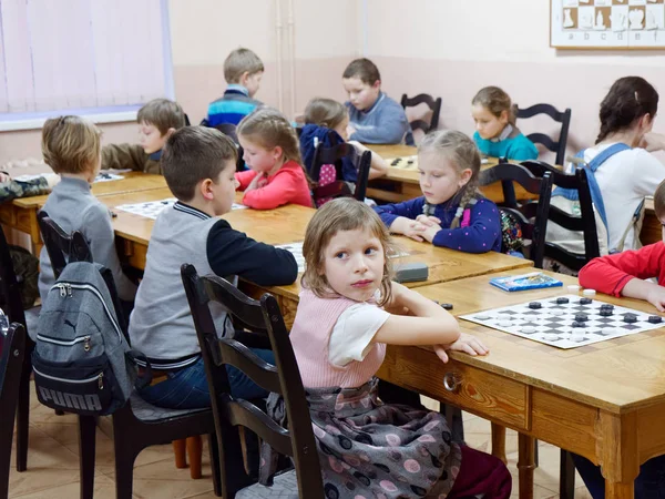 GOMEL, BELARUS - 29 DÉCEMBRE 2019 : Compétition d'échecs entre filles et garçons . — Photo