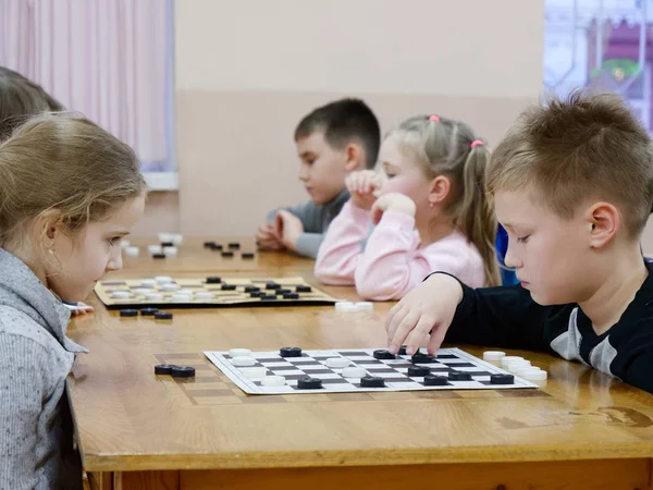 GOMEL, BELARUS - 29 de dezembro de 2019: Competição de xadrez de damas entre meninas e meninos . — Fotografia de Stock