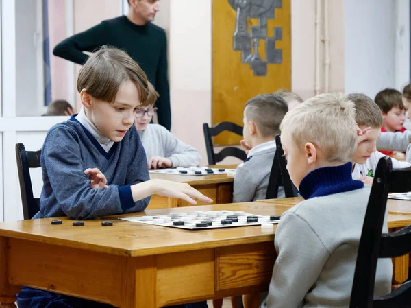 GOMEL, BELARUS - 29 de dezembro de 2019: Competição de xadrez de damas entre meninas e meninos . — Fotografia de Stock