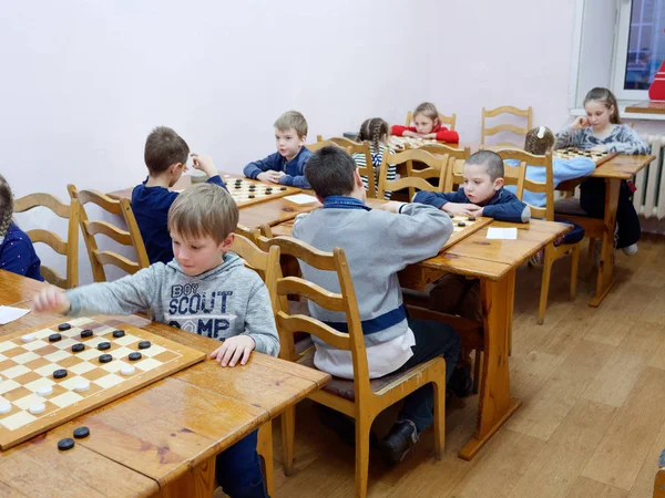 GOMEL, BELARUS - DECEMBER 29, 2019: Checkers chess competition among girls and boys. — 스톡 사진