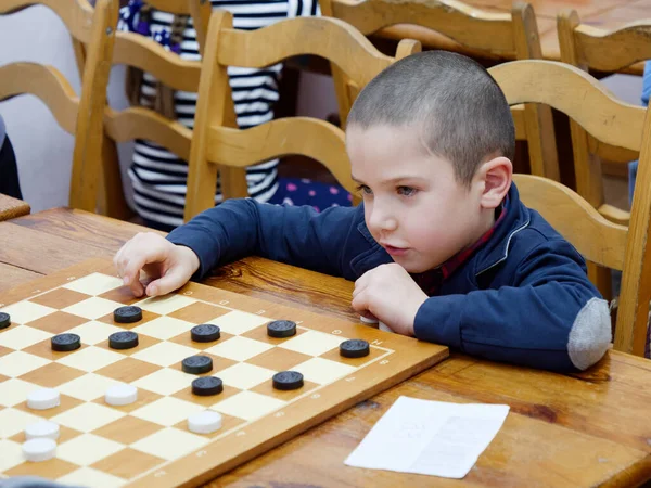 GOMEL, BELARUS - 29 de dezembro de 2019: Competição de xadrez de damas entre meninas e meninos . — Fotografia de Stock