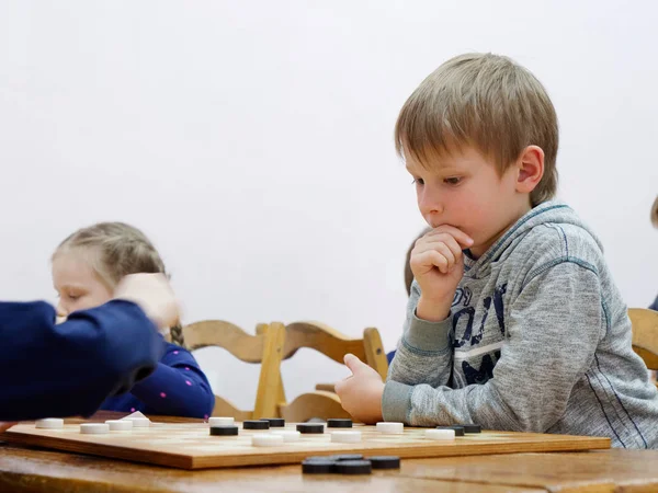 GOMEL, BELARUS - DECEMBER 29, 2019: Checkers chess competition among girls and boys. — 스톡 사진