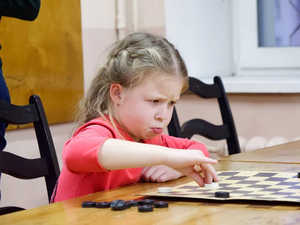 GOMEL, BÉLARO - 29 DE DICIEMBRE DE 2019: Competición de ajedrez de damas entre niñas y niños . — Foto de Stock