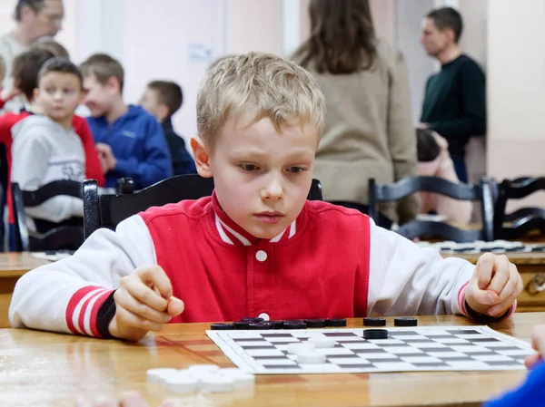GOMEL, BÉLARO - 29 DE DICIEMBRE DE 2019: Competición de ajedrez de damas entre niñas y niños . — Foto de Stock
