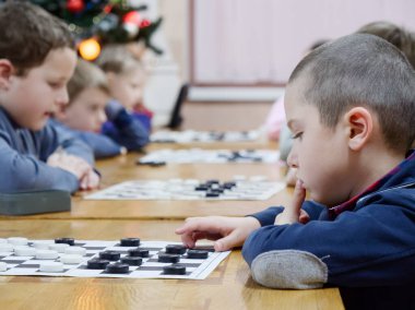 Gomel, Belarus - 29 Aralık 2019: Erkekler ve kızlar arasındaki satranç müsabakası.
