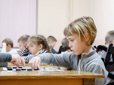 Gomel, Belarus - 29 Aralık 2019: Erkekler ve kızlar arasındaki satranç müsabakası.