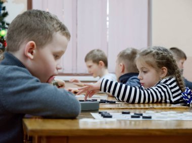 Gomel, Belarus - 29 Aralık 2019: Erkekler ve kızlar arasındaki satranç müsabakası.