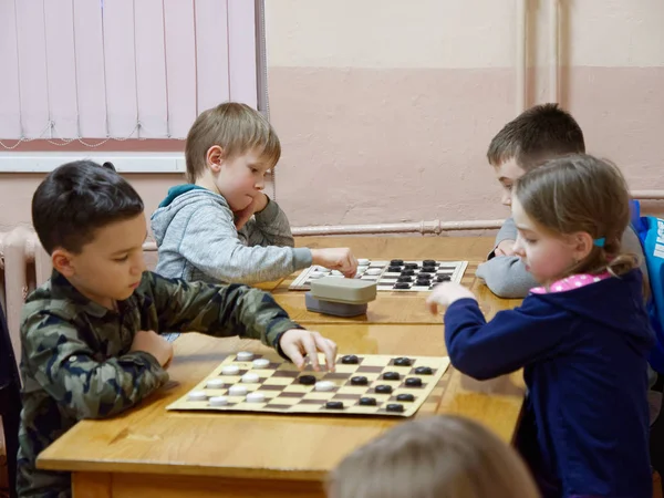 GOMEL, BÉLARO - 29 DE DICIEMBRE DE 2019: Competición de ajedrez de damas entre niñas y niños . — Foto de Stock