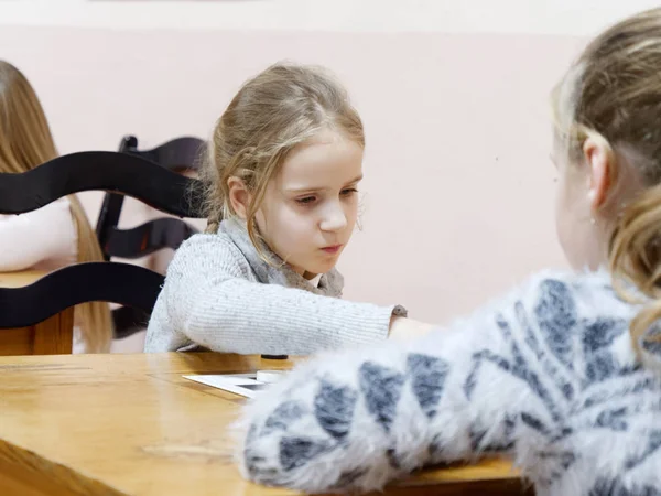 Homel, Białoruś - 29 grudnia 2019: Konkurs szachowy warcaby wśród dziewcząt i chłopców. — Zdjęcie stockowe
