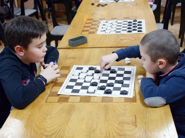 GOMEL, BÉLARO - 29 DE DICIEMBRE DE 2019: Competición de ajedrez de damas entre niñas y niños . — Foto de Stock