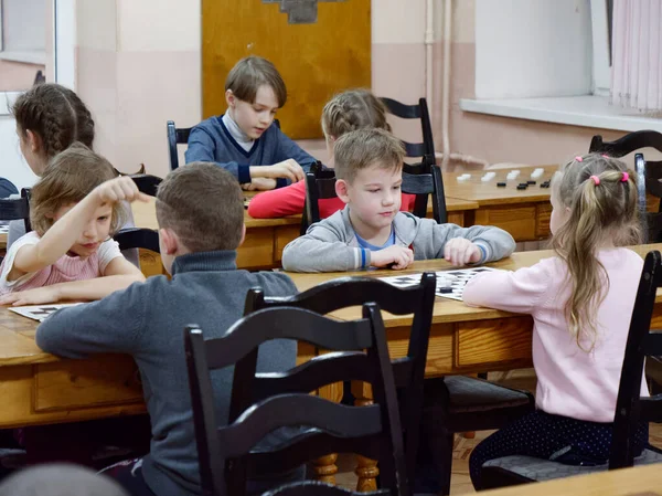 GOMEL, BELARUS - DECEMBER 29, 2019: Checkers chess competition among girls and boys. — 스톡 사진