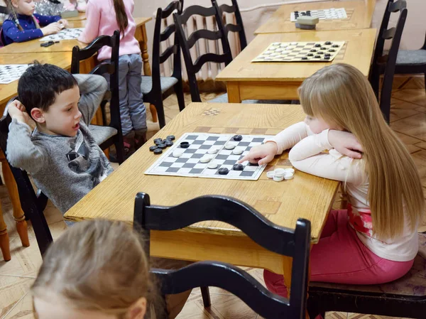 GOMEL, BELARUS - 29 de dezembro de 2019: Competição de xadrez de damas entre meninas e meninos . — Fotografia de Stock