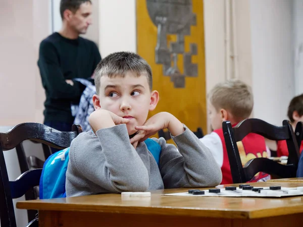 Гомел, Білорусь - 29 грудня 2019: Шахове змагання серед дівчат і хлопчиків. — стокове фото