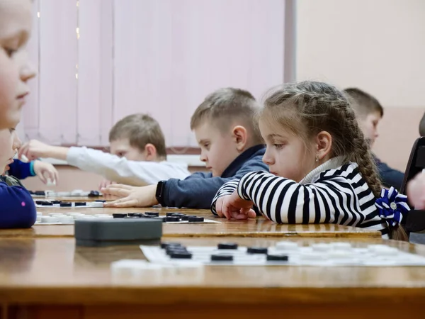 Гомел, Білорусь - 29 грудня 2019: Шахове змагання серед дівчат і хлопчиків. — стокове фото
