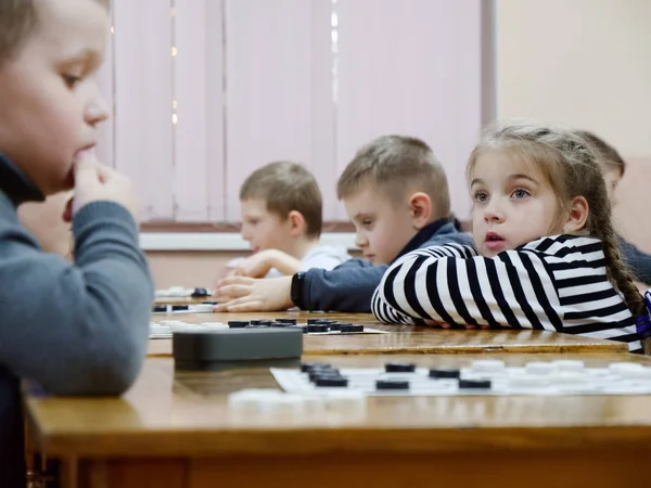 Gomel, Λευκορωσία - 29 Δεκεμβρίου 2019: Διαγωνισμός σκακιού Checkers μεταξύ κοριτσιών και αγοριών. — Φωτογραφία Αρχείου