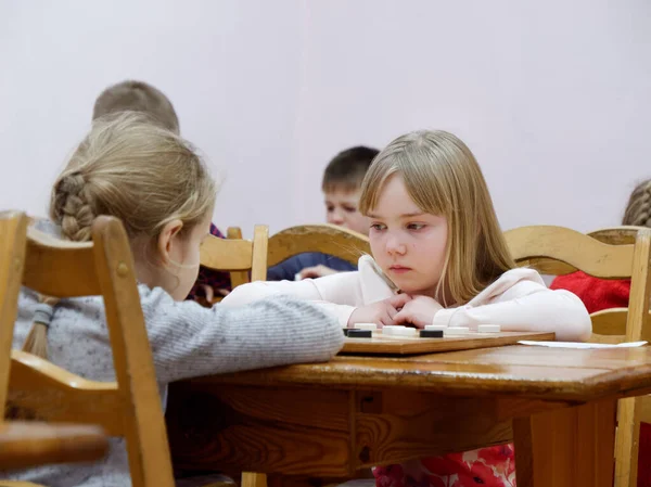 ГОМЕЛЬ, БЕЛАРУС - 29 ДЕКАБРЯ 2019: Шахматные соревнования среди девочек и мальчиков . — стоковое фото