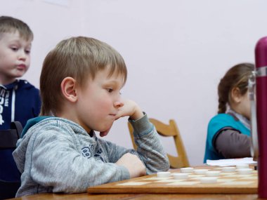 Gomel, Belarus - 29 Aralık 2019: Erkekler ve kızlar arasındaki satranç müsabakası.