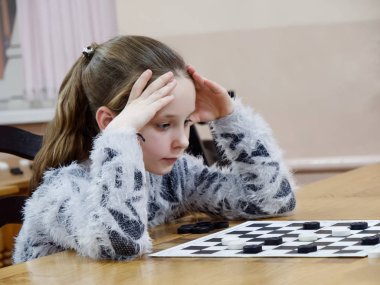 Gomel, Belarus - 29 Aralık 2019: Erkekler ve kızlar arasındaki satranç müsabakası.