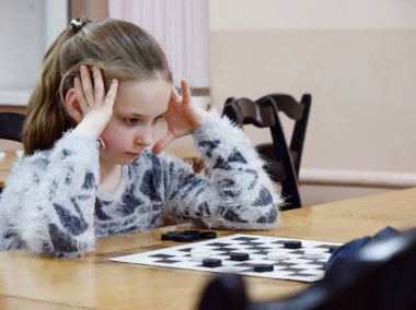 Gomel, Belarus - 29 Aralık 2019: Erkekler ve kızlar arasındaki satranç müsabakası.