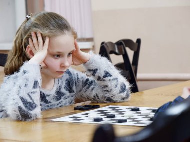 Gomel, Belarus - 29 Aralık 2019: Erkekler ve kızlar arasındaki satranç müsabakası.