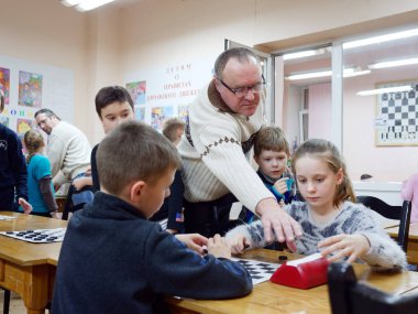 Gomel, Belarus - 29 Aralık 2019: Erkekler ve kızlar arasındaki satranç müsabakası.
