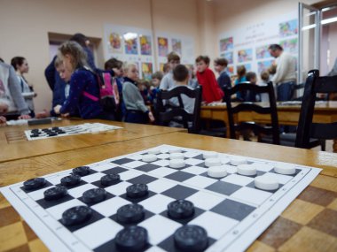 Gomel, Belarus - 29 Aralık 2019: Erkekler ve kızlar arasındaki satranç müsabakası.