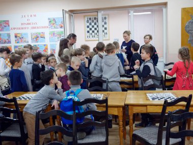 Gomel, Belarus - 29 Aralık 2019: Erkekler ve kızlar arasındaki satranç müsabakası.