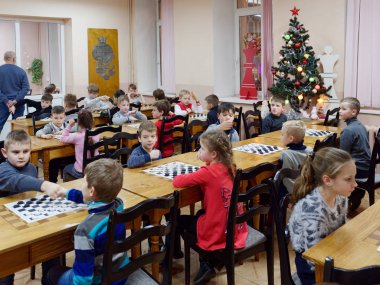 Gomel, Belarus - 29 Aralık 2019: Erkekler ve kızlar arasındaki satranç müsabakası.