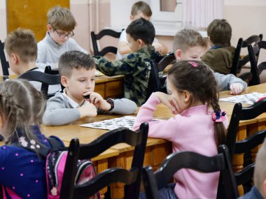 Gomel, Belarus - 29 Aralık 2019: Erkekler ve kızlar arasındaki satranç müsabakası.