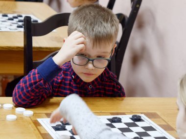 Gomel, Belarus - 29 Aralık 2019: Erkekler ve kızlar arasındaki satranç müsabakası.